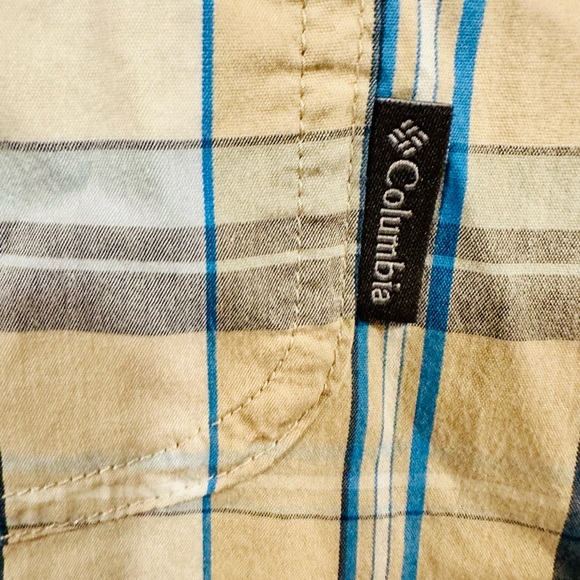 Men’s Columbia Short Sleeved Button Down Shirt. - Picture 2 of 2